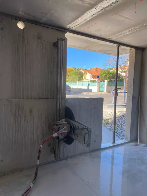 Professionnel pour sciage de murs et dalles en béton dans un projet de construction, Aix-en-Provence, SOSC BETON